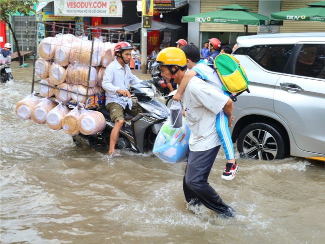 Cần Thơ: Người dân khó khăn vượt đường nội đô đầy lô cốt, đá dăm nguy hiểm lúc triều cường( 3/10/2023)