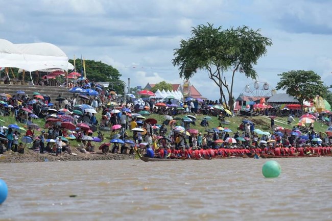 Lào sôi nổi lễ hội đua thuyền truyền thống trên sông Mekong (30/10/2023)
