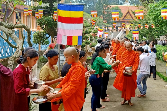 Nét mới trong lễ Sen đôn ta (cúng ông bà) của đồng bào Khmer ngày nay (14/10/2023)