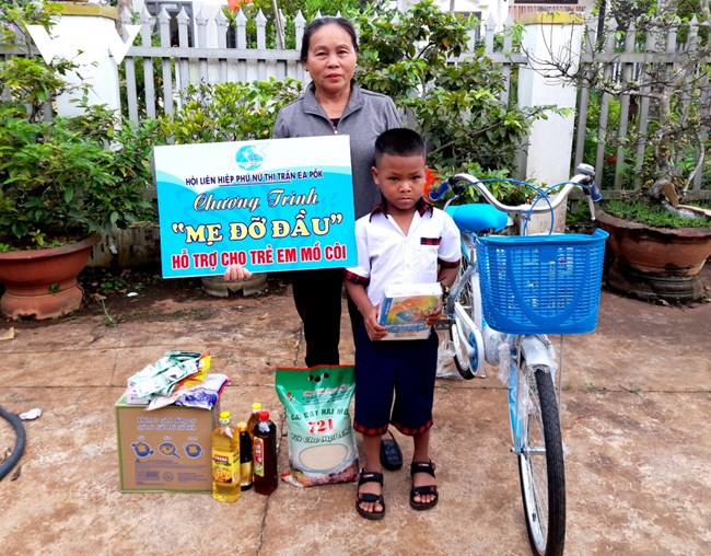 Mẹ đỡ đầu - Điểm tựa yêu thương của trẻ mồ côi Đăk Lăk (20/10/2023)