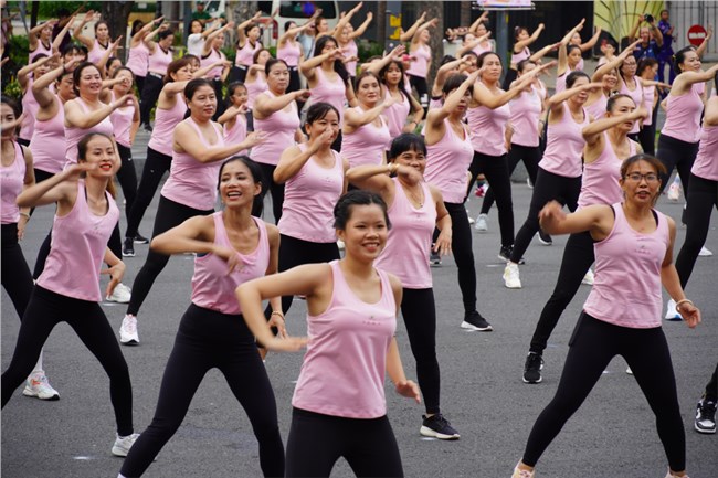 Hơn 700 phụ nữ các tỉnh phía Nam trình diễn Aerobic chào mừng ngày phụ nữ Việt Nam (15/10/2023)