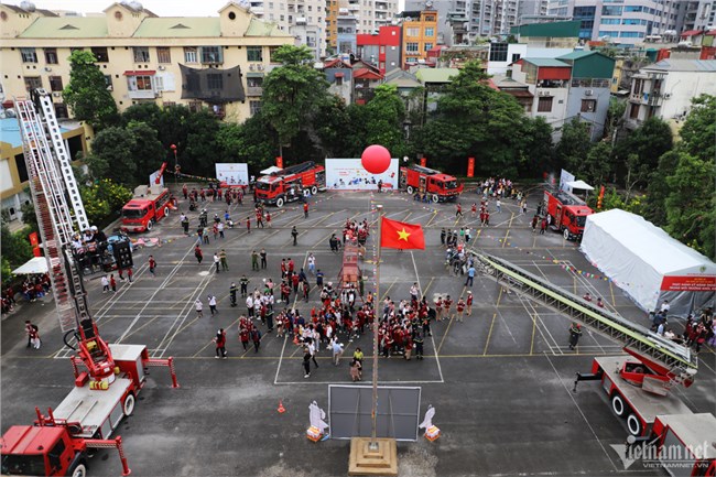 THỜI SỰ 12H TRƯA 7/10/2023: Nhiều người dân tại Hà Nội, Quảng Ninh và Đà Nẵng được trải nghiệm và hướng dẫn kĩ năng thoát nạn, phòng cháy chữa cháy.