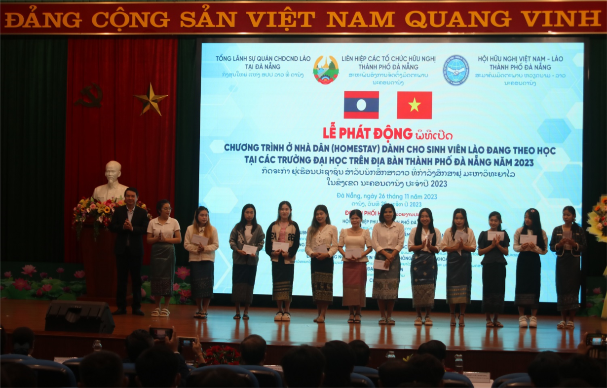 Đà Nẵng: Tiếp nhận 148 sinh viên Lào về ở nhà dân (26/11/2023)
