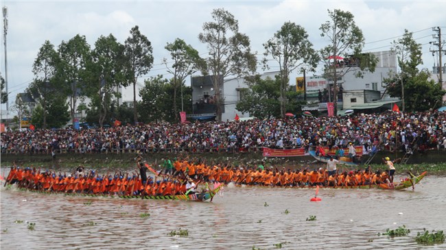 Hàng chục ngàn người tham gia lễ hội đua ghe Ngo  (26/11/2023)