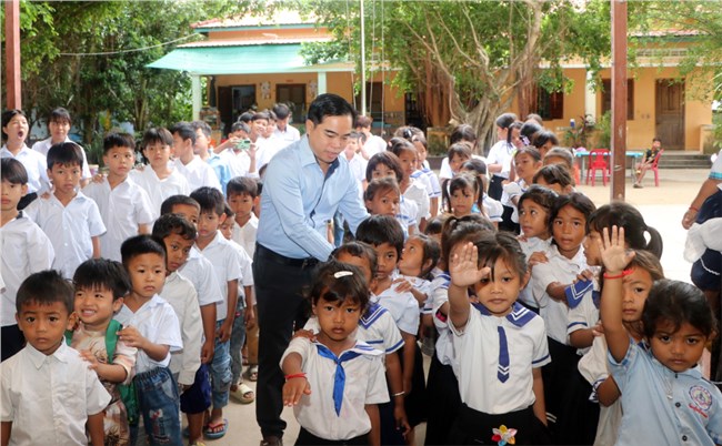 Người thầy “gieo chữ” cho những mầm xanh gốc Việt trên đất nước chùa Tháp (20/11/2023)