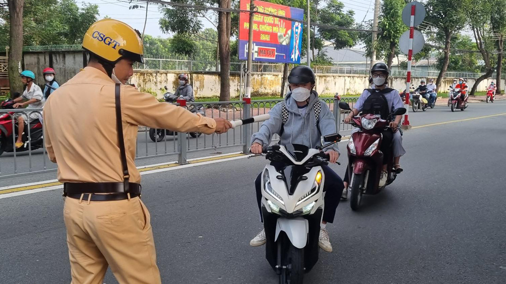 Sở GD-ĐT tỉnh Bình Dương nói về việc học sinh đi xe máy phân khối lớn đến trường (09/11/2023)
