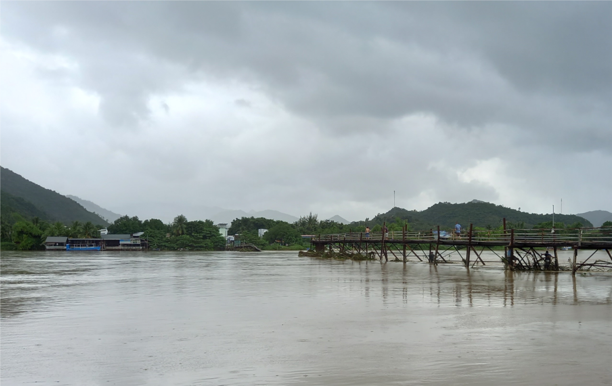 Cầu dài 300m bị trôi, nhiều người dân gặp khó khi qua sông Cái, Nha Trang (16/11/2023)