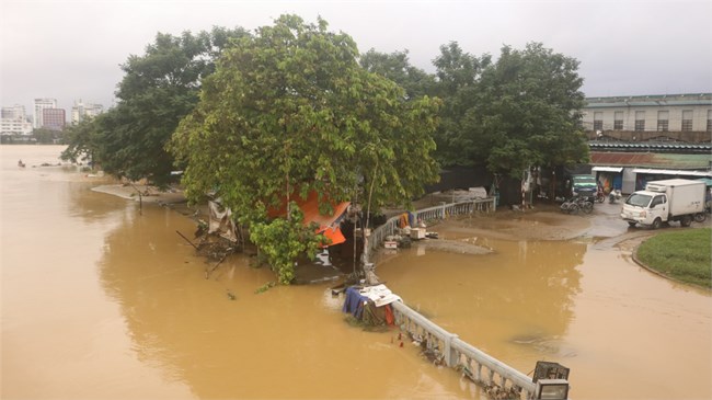 Thừa Thiên Huế: Nước rút chậm, cầu, đường thành bãi đỗ xe, nơi họp chợ (16/11/2023)
