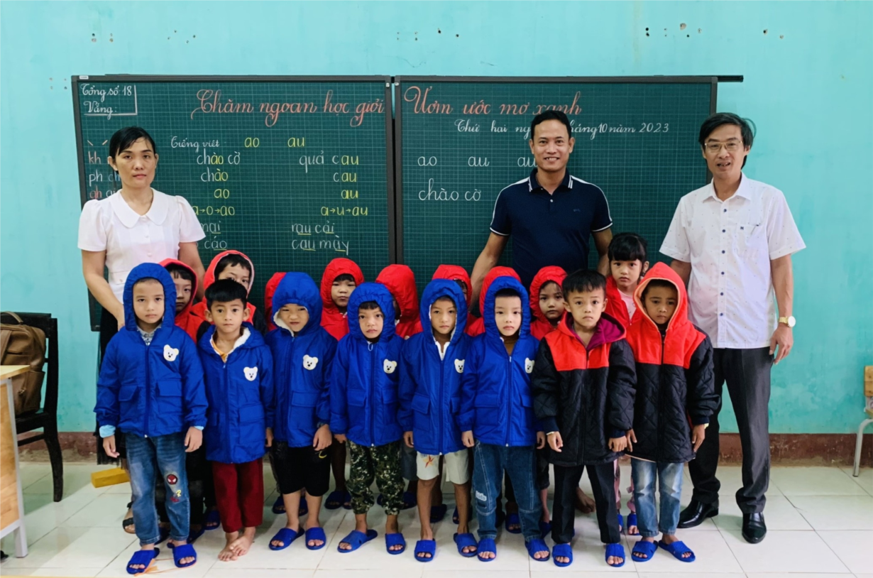 Đưa con lên núi, cắm bản 