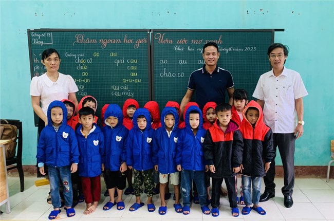 Đưa con lên núi, cắm bản 