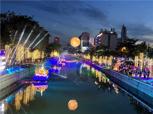 Thủ đô Bangkok (Thái Lan) rực rỡ sắc màu trong không khí lễ hội Loy Krathong (28/11/2023)

