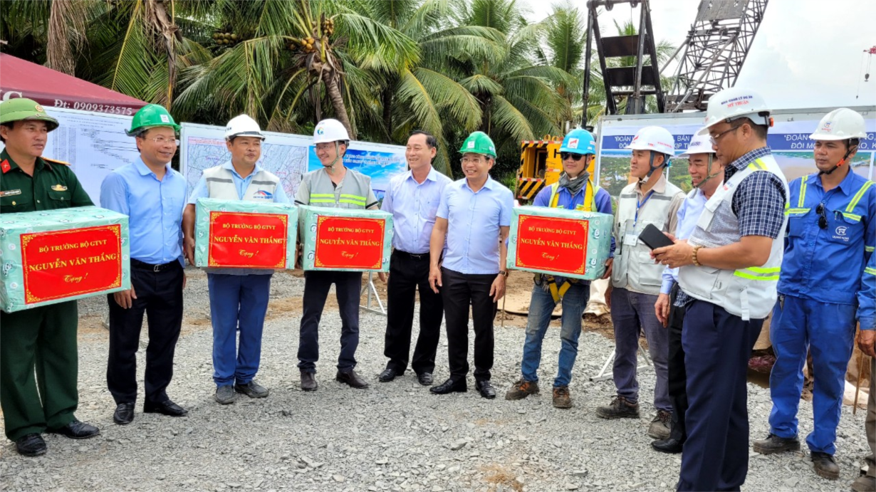Bộ trưởng Bộ GTVT Nguyễn Văn Thắng kiểm tra công trình cầu Rạch Miễu 2 (17/11/2023)
