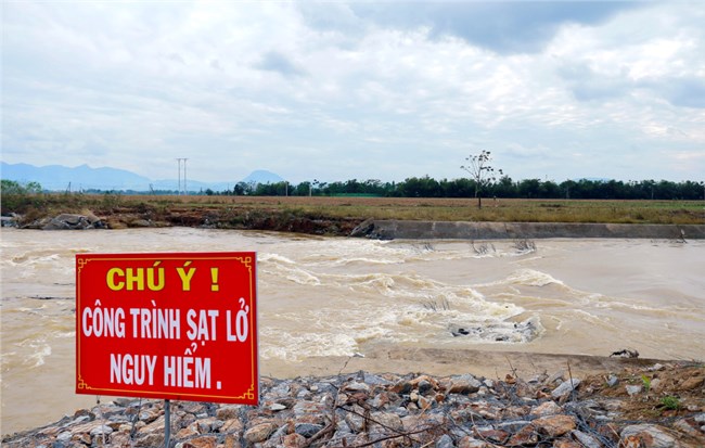 Quảng Nam: Gần 100 vị trí ven sông có nguy cơ sạt lở cao (13/12/2023)