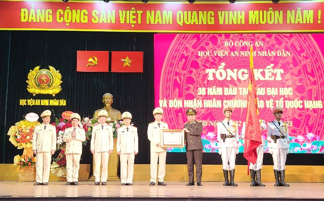 Bộ trưởng Tô Lâm trao Huân chương Bảo vệ Tổ quốc hạng Ba cho Học viện An ninh nhân dân (22/12/2023)