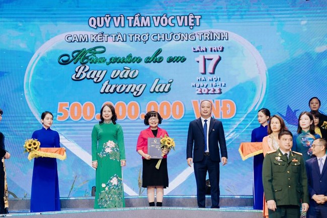 Phó Chủ tịch nước Võ Thị Ánh Xuân vinh danh các nhà tài trợ đóng góp tích cực cho hoạt động vì trẻ em năm 2023 (16/12/2023)