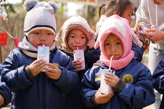 Quỹ Vì tầm vóc Việt đồng hành cùng các trường học nghèo tại Cao Bằng với dự án “Cùng em khôn lớn” (14/12/2023)