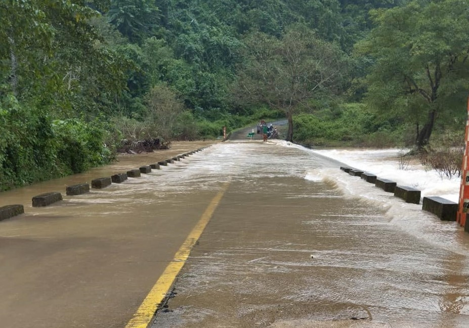 Mưa lớn tại Quảng Bình, xuất hiện sạt lở núi gây ách tắc giao thông (02/12/2023)