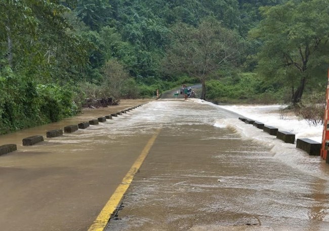 Mưa lớn tại Quảng Bình, xuất hiện sạt lở núi gây ách tắc giao thông (02/12/2023)