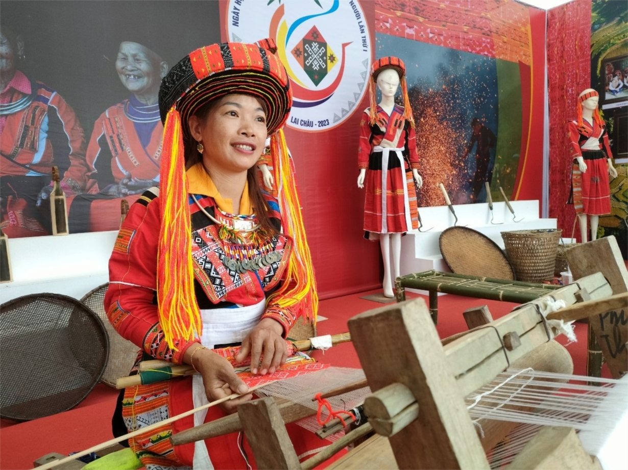 Bộ trang phục truyền thống tôn lên vẻ đẹp của phụ nữ Pà Thẻn (08/12/2023)