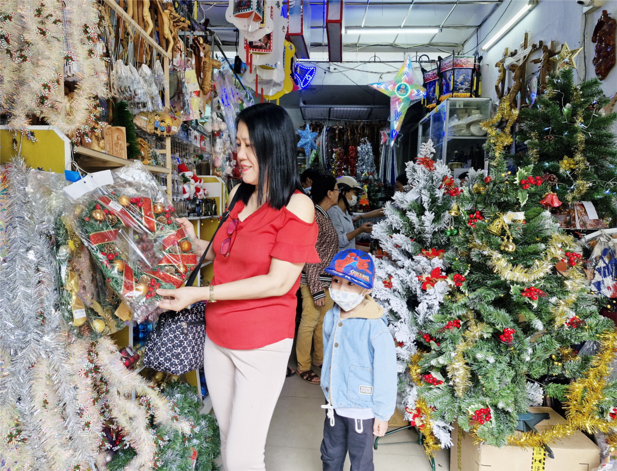 Đà Nẵng bắt đầu nhộn nhịp thị trường Giáng sinh (17/12/2023)