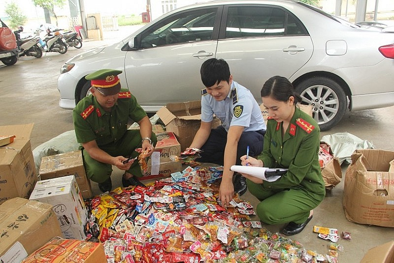 Ngăn chặn và bắt giữ thực phẩm không rõ nguồn gốc, thực phẩm hết hạn sử dụng (29/12/2023)