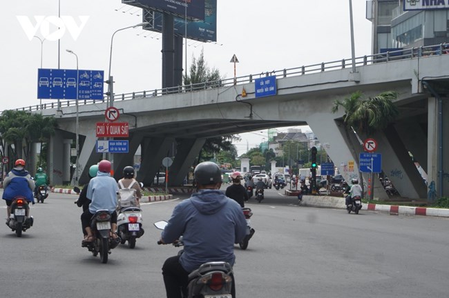 Cầu vượt Nguyễn Hữu Cảnh sắp thông tuyến trở lại (17/2/2023)
