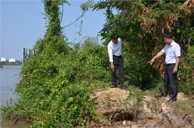      Bến Tre: Báo động sạt lở lớn tại bờ sông Mỏ Cày (08/3/2023)