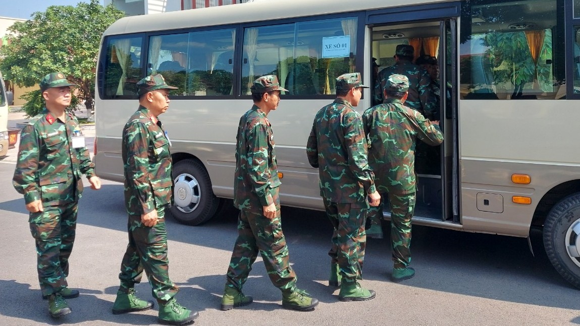 19 kiểm định viên quân đội hỗ trợ các trung tâm đăng kiểm ở phía Nam (21/3/2023)