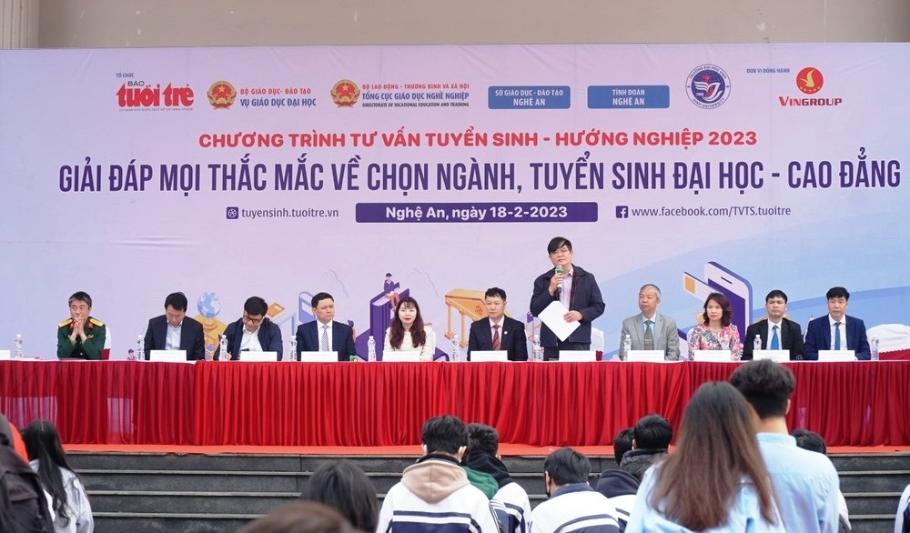 THỜI SỰ 21H30 ĐÊM 14/4/2023: Các trường đẩy mạnh hoạt động tư vấn tuyển sinh, hướng nghiệp cho học sinh khi mùa tuyển sinh đại học cao đẳng đang đến gần.