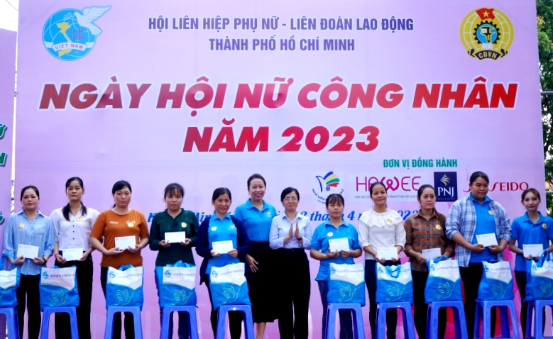 TP HCM: 600 phần quà cho nữ công nhân lao động có hoàn cảnh khó khăn (23/4/2023)

       