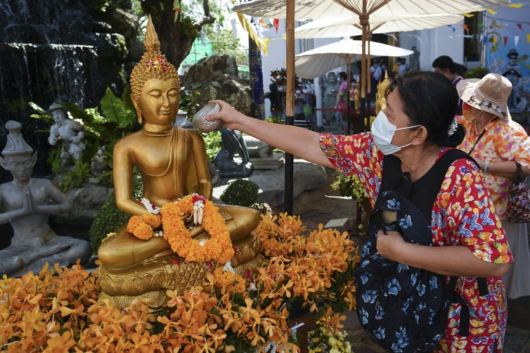 Nước thơm- thứ nước thơm tinh khiết với mùi hương độc đáo của Tết cổ truyền đón năm mới Songkran, Thái Lan(15/4/2023)