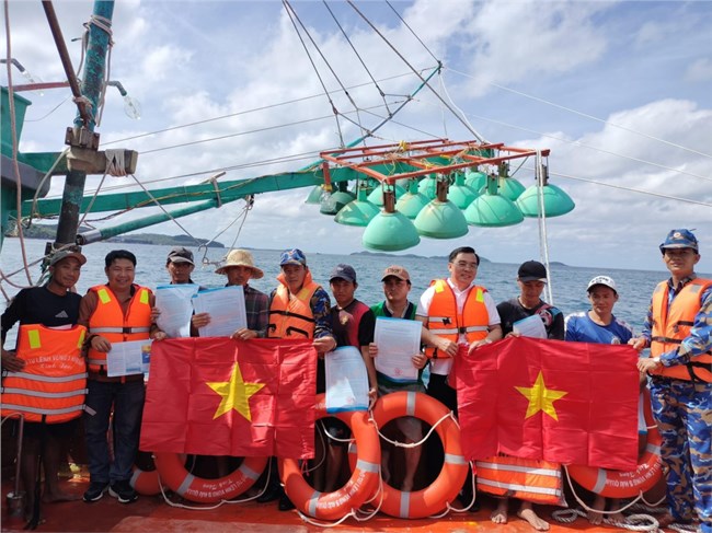 Vùng 5 Hải quân sát cánh cùng ngư dân vùng biển Tây Nam (13/04/2023)