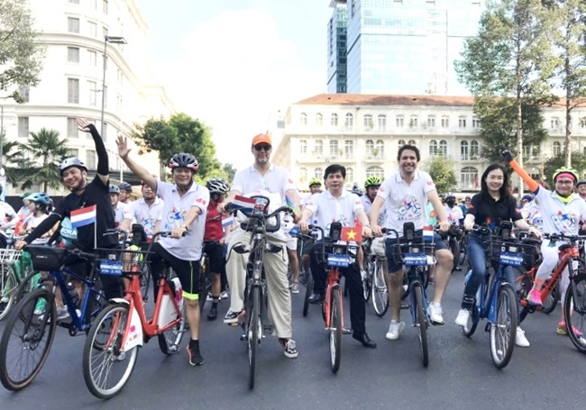 TP.HCM: Hơn 600 người chạy xe đạp kỷ niệm 50 năm quan hệ ngoại giao Việt Nam – Hà Lan (8/4/2023)