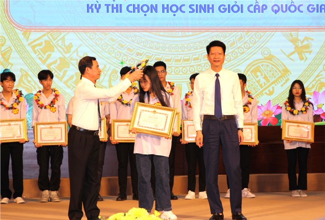 Yên Bái tuyên dương học sinh, giáo viên có thành tích xuất sắc (23/5/2023)