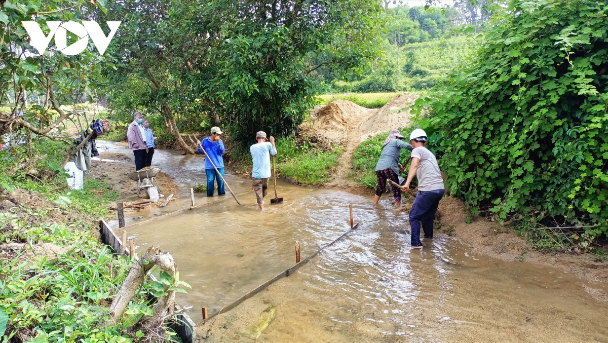 Người bỏ tiền túi xây cầu dân sinh tại xã vùng cao Quan Sơn, tỉnh Lạng Sơn (22/5/2023)