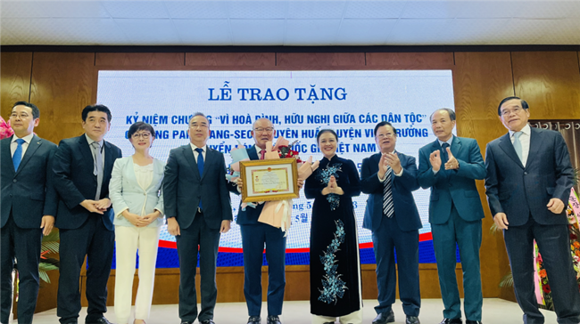 Kỷ niệm chương “Vì hòa bình, hữu nghị giữa các dân tộc” - ghi nhận đóng góp trong quan hệ Việt Nam - Hàn Quốc của Huấn luyện viên Park Han-seo (09/05/2023)