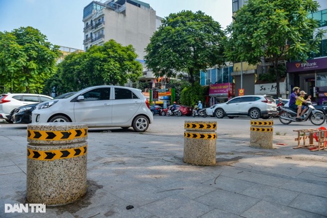 Xếp đá lên vỉa hè ở Hà Nội và sự lúng túng của nhà quản lý (25/5/2023)