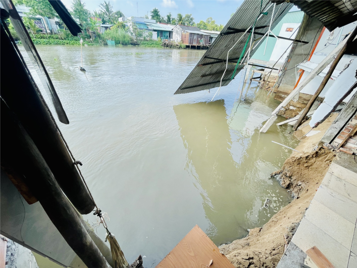 Hậu Giang sạt lở làm sụp, lún 5 căn nhà xuống kênh (26/5/2023)