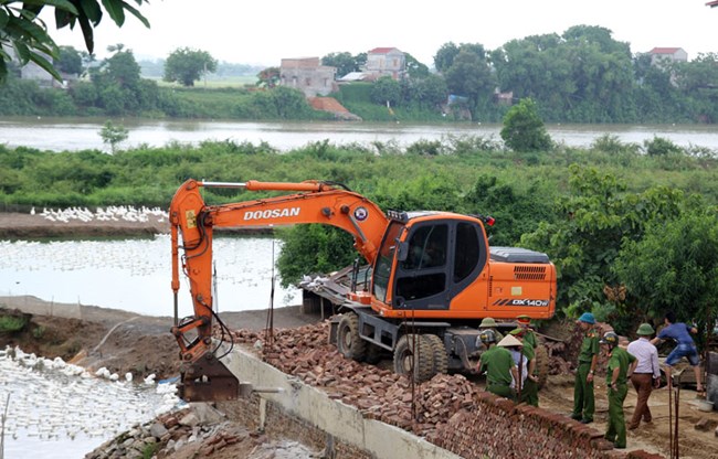 Xử lý nghiêm những vi phạm đê điều bảo vệ người dân trong thiên tai (12/06/2023)