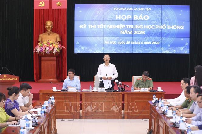 Họp báo kết thúc kỳ thi tốt nghiệp THPT 2023: “Nóng” vấn đề sử dụng thiết bị công nghệ cao (29/6/2023)