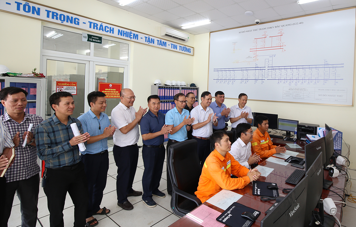 Đóng điện dự án Đường dây 220kV mạch kép đấu nối TBA 220kV Bắc Quang: Tăng cường đảm bảo điện cho miền Bắc (31/07/2023)