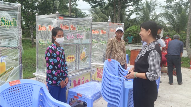 Hỗ trợ dụng cụ chuyển đổi ngành nghề và nước sinh hoạt phân tán cho đồng bào dân tộc thiểu số (14/7/2023)