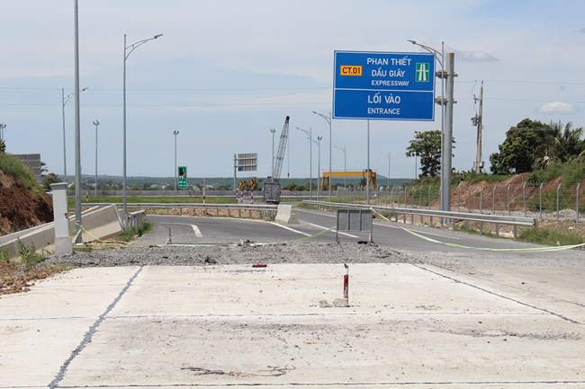 Ngổn ngang công trình “hậu cao tốc” ở Bình Thuận (07/7/2023)