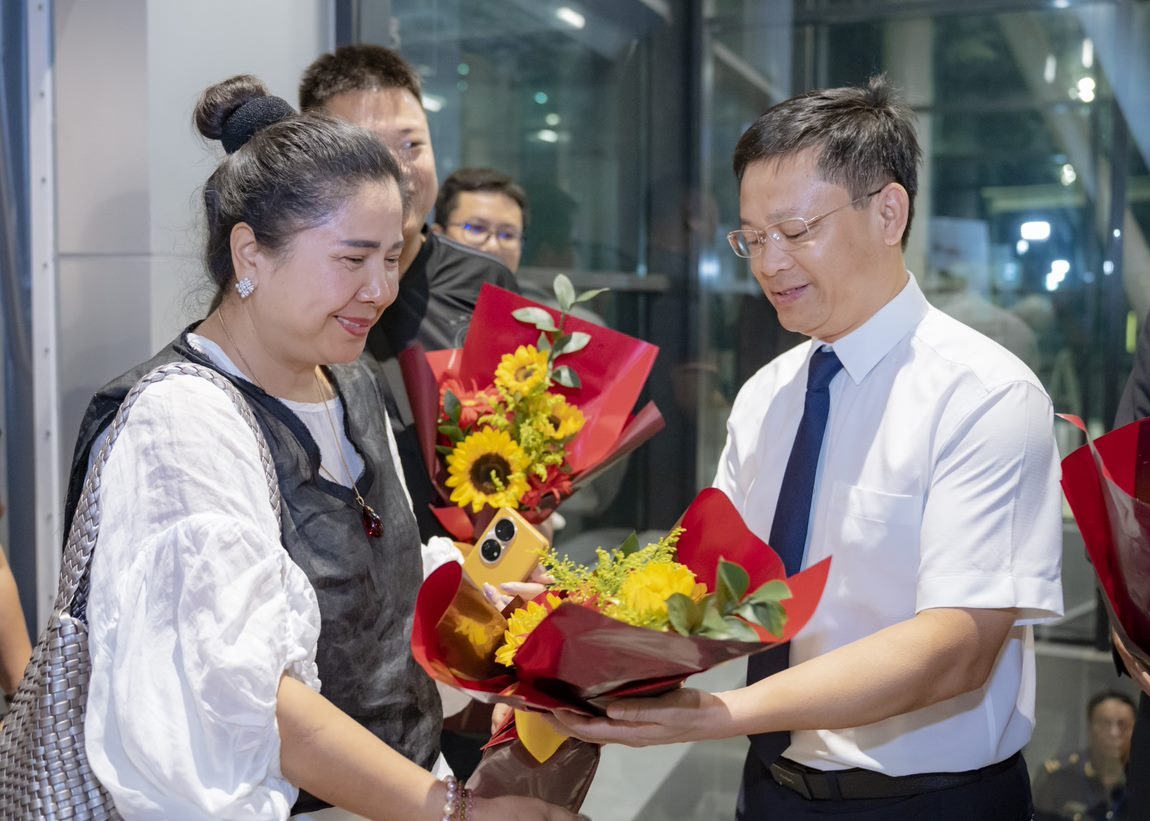 Đón chuyến bay đầu tiên từ thành phố Côn Minh, Trung Quốc đến Huế (02/7/2023)