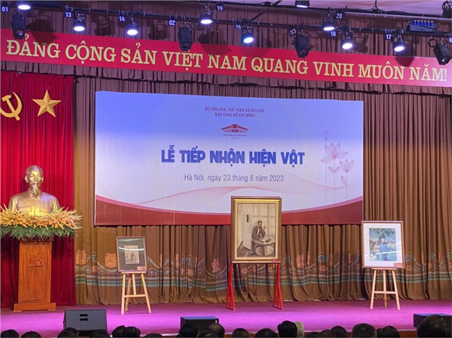 Tiếp nhận 3 tác phẩm tranh về Bác Hồ của họa sĩ Văn Giáo (23/8/2023)