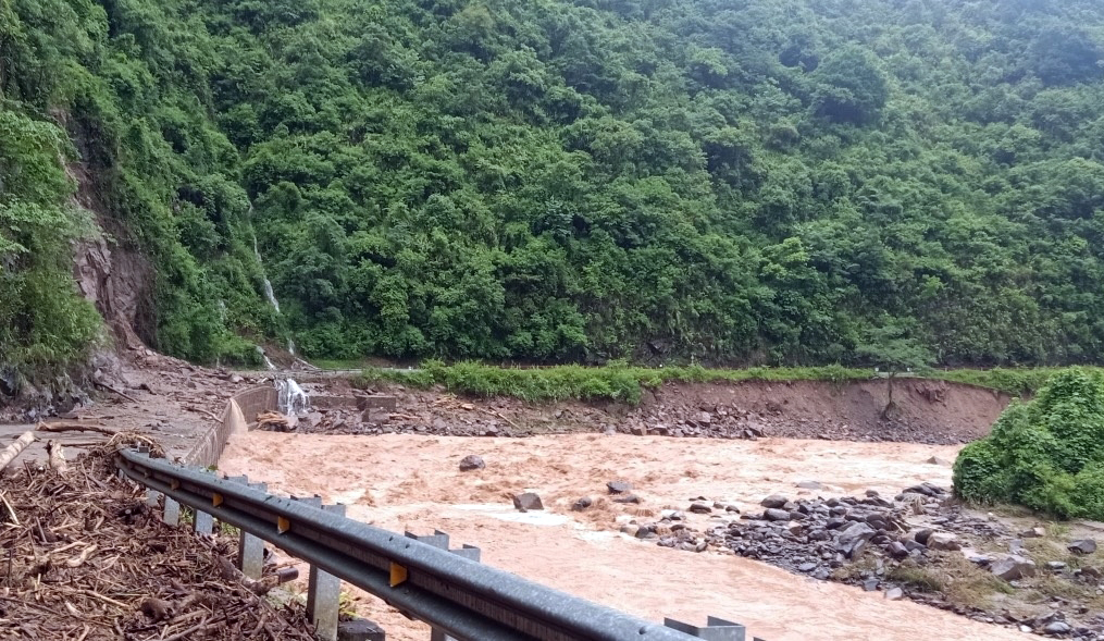 Khẩn trương khắc phục các tuyến đường sạt lở ở Tây Bắc (07/8/2023)