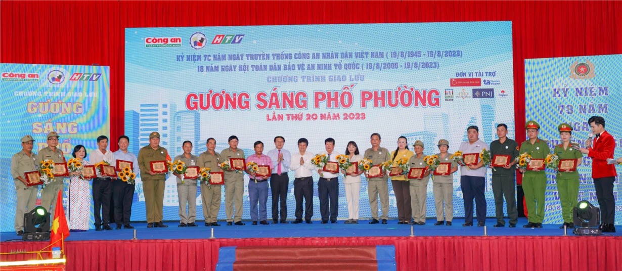 Nhiều gương sáng thầm lặng góp sức giữ gìn an ninh trật tự ở TP.HCM (19/8/2023)