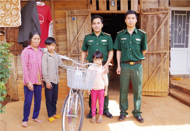 Bộ đội biên phòng Đắk Nông chấp cánh ước mơ đến trường cho học sinh vùng biên (24/8/2023)