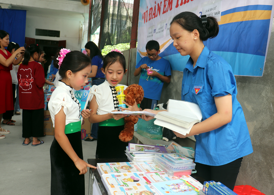 Điện Biên: Giảm nỗi lo của phụ huynh nghèo trước thềm năm học mới (31/8/2023)