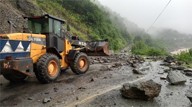 Nỗi lo sạt lở, đá lăn trên các cung đường Tây Bắc (5/8/2023)